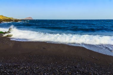 Taş sahil veya Atlantik Okyanusu kıyısında