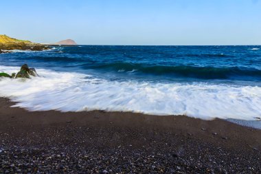 Taş sahil veya Atlantik Okyanusu kıyısında