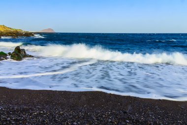 Taş sahil veya Atlantik Okyanusu kıyısında