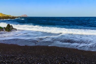 Taş sahil veya Atlantik Okyanusu kıyısında