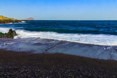 Taş sahil veya Atlantik Okyanusu kıyısında