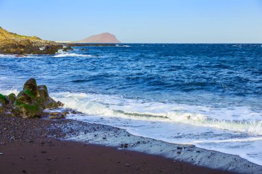 Taş sahil veya Atlantik Okyanusu kıyısında