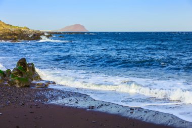 Taş sahil veya Atlantik Okyanusu kıyısında