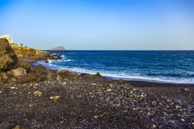 Taş sahil veya Atlantik Okyanusu kıyısında