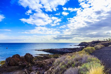 Taş sahil veya Atlantik Okyanusu kıyısında