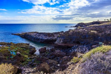 Taş sahil veya Atlantik Okyanusu kıyısında