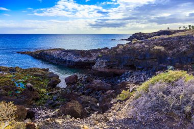 Taş sahil veya Atlantik Okyanusu kıyısında