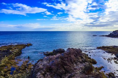 Taş sahil veya Atlantik Okyanusu kıyısında