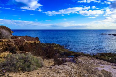 Taş sahil veya Atlantik Okyanusu kıyısında