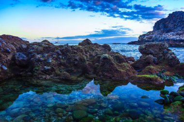 Taş sahil veya Atlantik Okyanusu kıyısında