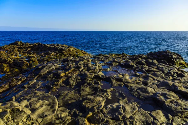 Costa de piedra o orilla del océano Atlántico — Foto de Stock