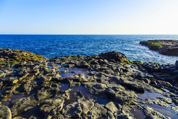 Costa de piedra o orilla del océano Atlántico — Foto de Stock