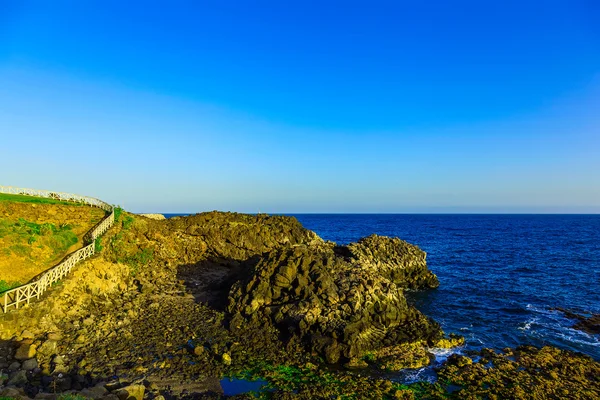 Costa di pietra o riva dell'oceano Atlantico — Foto Stock