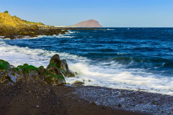 Costa de piedra o orilla del océano Atlántico — Foto de Stock