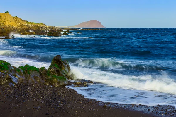 Costa de piedra o orilla del océano Atlántico — Foto de Stock