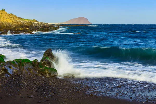 Costa de piedra o orilla del océano Atlántico — Foto de Stock