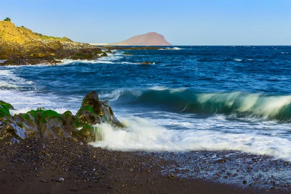 Costa de piedra o orilla del océano Atlántico — Foto de Stock