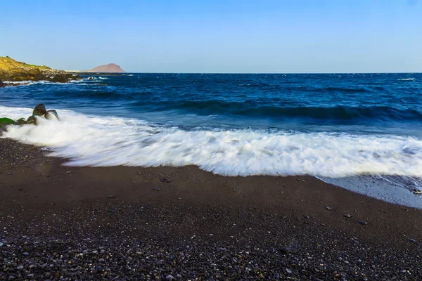 Taş sahil veya Atlantik Okyanusu kıyısında