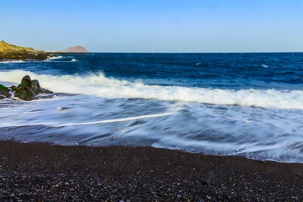 Taş sahil veya Atlantik Okyanusu kıyısında