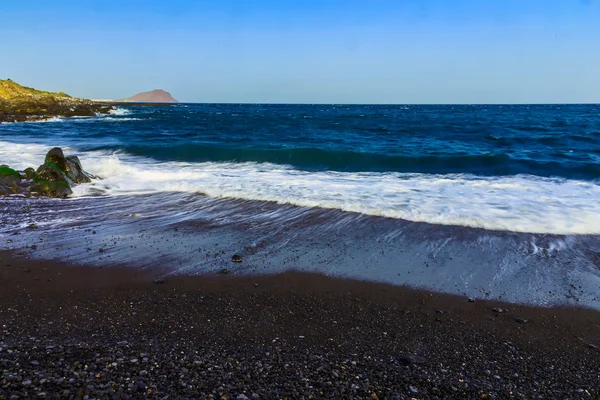 Taş sahil veya Atlantik Okyanusu kıyısında