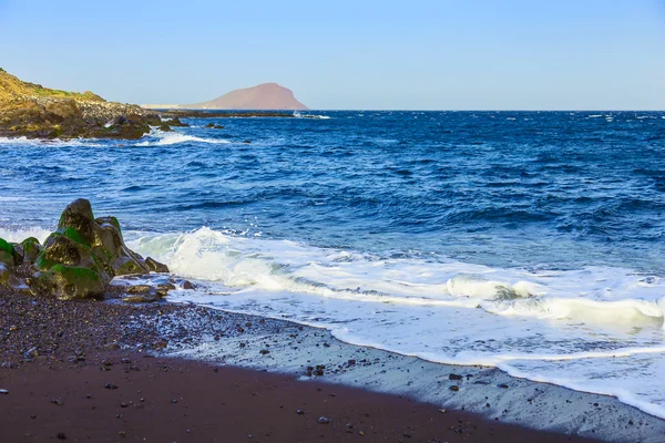 Taş sahil veya Atlantik Okyanusu kıyısında