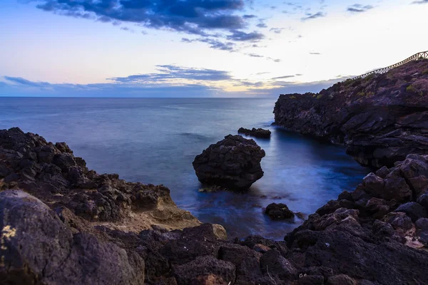 Costa de piedra o orilla del océano Atlántico — Foto de Stock