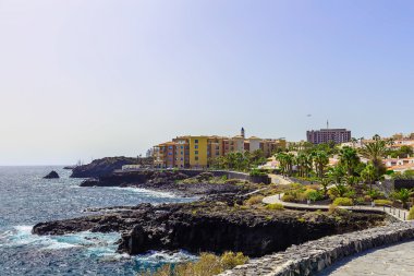 Binalar ile okyanus Sahili