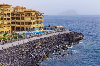 Binalar ile okyanus Sahili