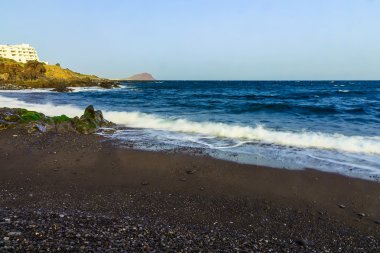 Binalar ile okyanus Sahili