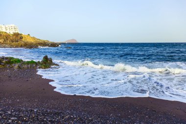 Binalar ile okyanus Sahili