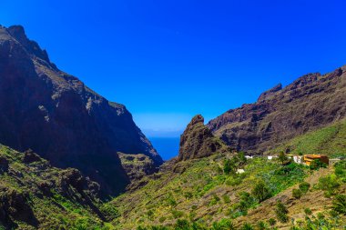 Köy ve dağlar binada