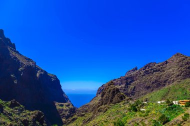 Köy ve dağlar binada