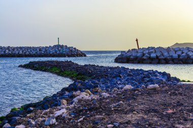 Körfezi ve Atlantik Okyanusu kıyısında taş