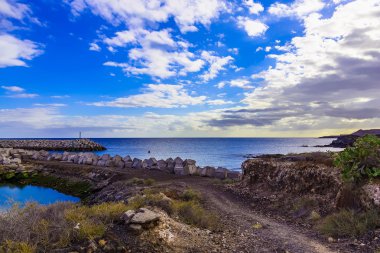 Körfezi ve Atlantik Okyanusu kıyısında taş