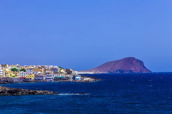 Küste des Ozeans mit Gebäuden — Stockfoto