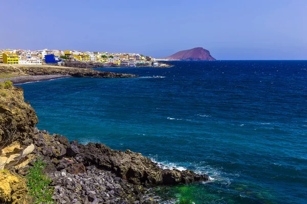 Küste des Ozeans mit Gebäuden — Stockfoto