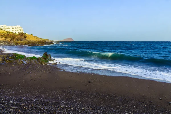 Costa dell'oceano con edifici — Foto Stock