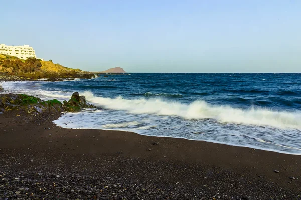 Costa dell'oceano con edifici — Foto Stock