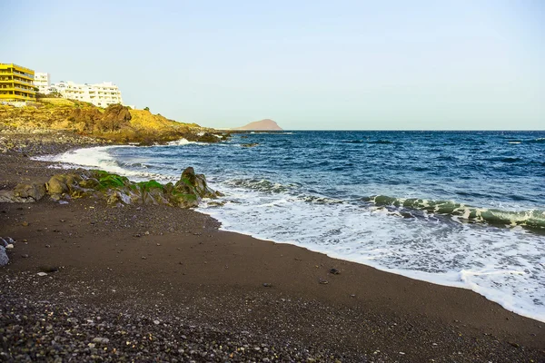 Costa dell'oceano con edifici — Foto Stock