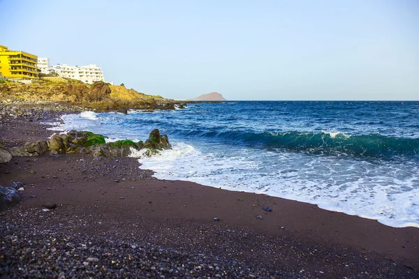 Costa dell'oceano con edifici — Foto Stock