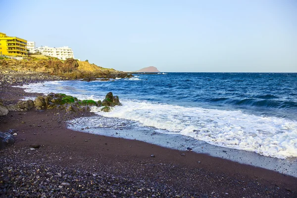 Costa dell'oceano con edifici — Foto Stock