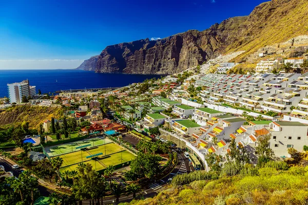 Küste des Ozeans mit Gebäuden — Stockfoto