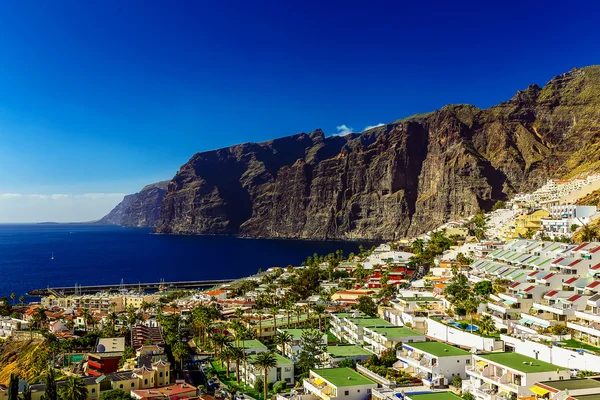 Küste des Ozeans mit Gebäuden — Stockfoto