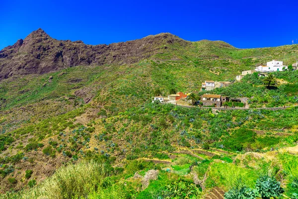 Pueblo y Edificio en Montañas — Foto de Stock