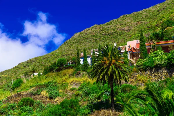 Pueblo y Edificio en Montañas — Foto de Stock