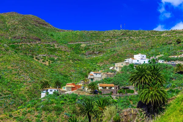 Pueblo y Edificio en Montañas — Foto de Stock