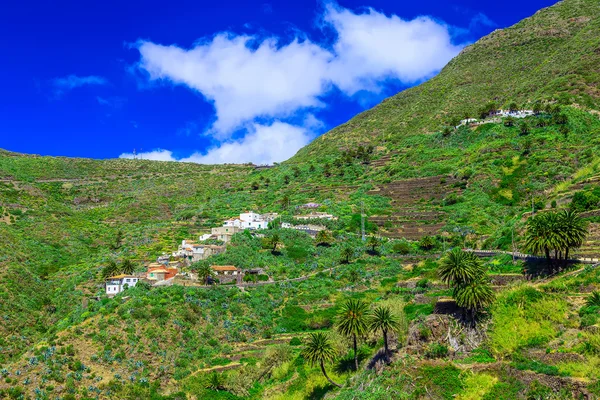 Pueblo y Edificio en Montañas — Foto de Stock