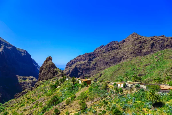 Pueblo y Edificio en Montañas — Foto de Stock