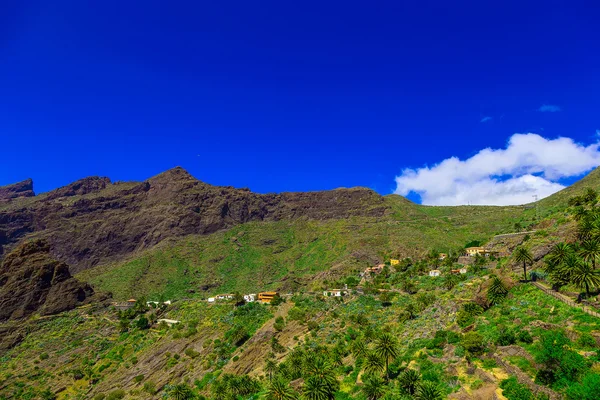 Byn och byggnaden i bergen — Stockfoto