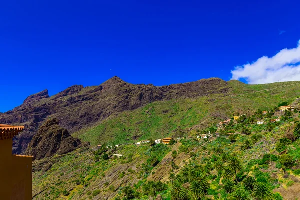หมู่บ้านและอาคารในภูเขา — ภาพถ่ายสต็อก